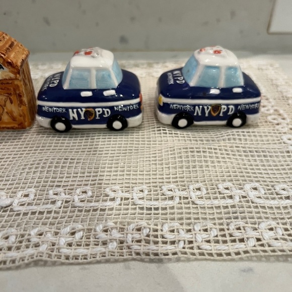 2 sets of Salt and Pepper Shakers. Minature OutHouse S&P and NYPD police car S&P - Picture 12 of 13